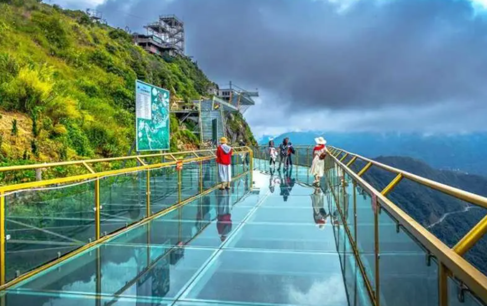 龍雲玻璃天空步道